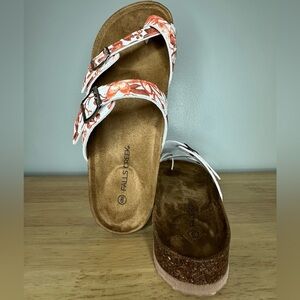 NWOT Falls Creek orange floral design sandals with toe strap women’s 9‎